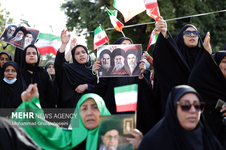 بیعت مردم سراسر کشور با سومین رهبر انقلاب اسلامی