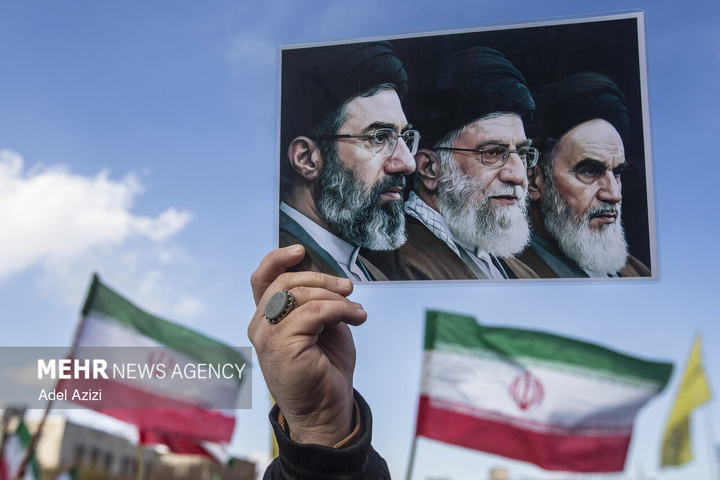 بیعت مردم سراسر کشور با سومین رهبر انقلاب اسلامی