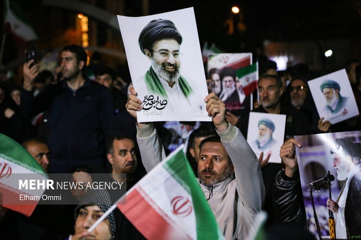 بیعت مردم سراسر کشور با سومین رهبر انقلاب اسلامی