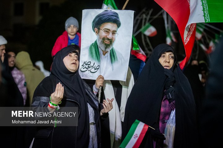 بیعت مردم سراسر کشور با سومین رهبر انقلاب اسلامی