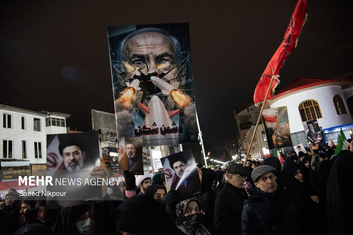 بیعت مردم سراسر کشور با سومین رهبر انقلاب اسلامی