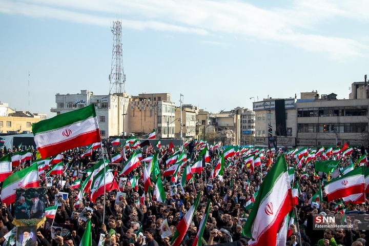 اجتماع مردم تهران برای بیعت با آیت الله سید مجتبی خامنه‌ا