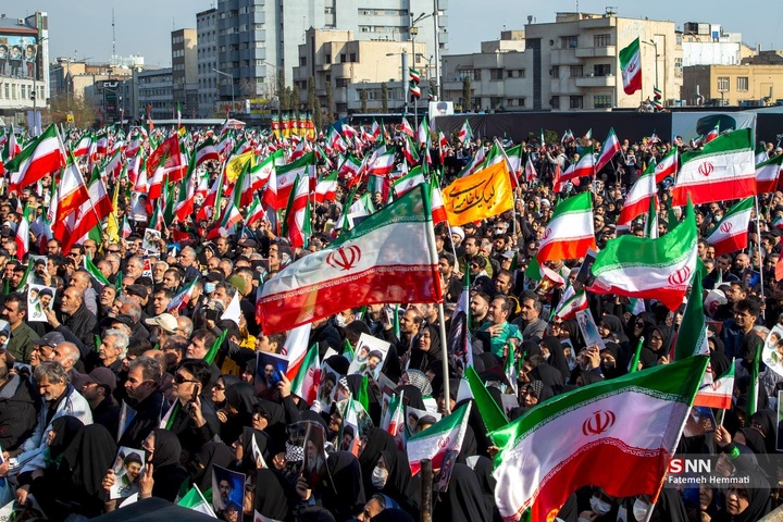 اجتماع مردم تهران برای بیعت با آیت الله سید مجتبی خامنه‌ا