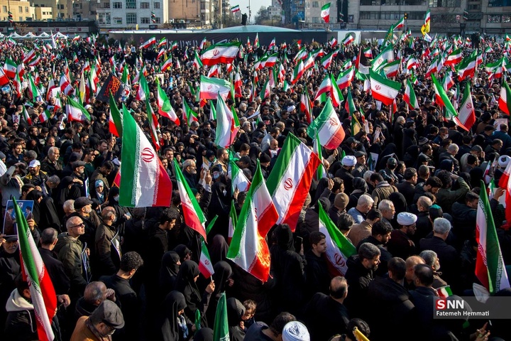 اجتماع مردم تهران برای بیعت با آیت الله سید مجتبی خامنه‌ا