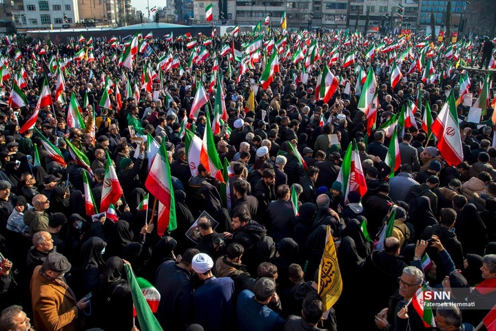 اجتماع مردم تهران برای بیعت با آیت الله سید مجتبی خامنه‌ا