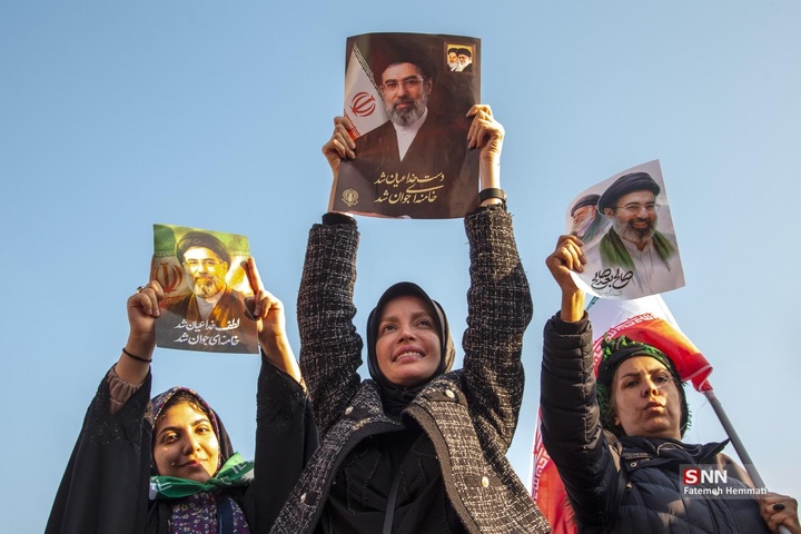 اجتماع مردم تهران برای بیعت با آیت الله سید مجتبی خامنه‌ا