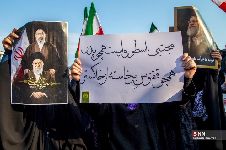 اجتماع مردم تهران برای بیعت با آیت الله سید مجتبی خامنه‌ا