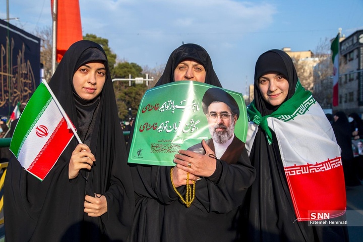 اجتماع مردم تهران برای بیعت با آیت الله سید مجتبی خامنه‌ا