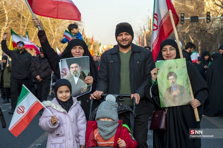 اجتماع مردم تهران برای بیعت با آیت الله سید مجتبی خامنه‌ا