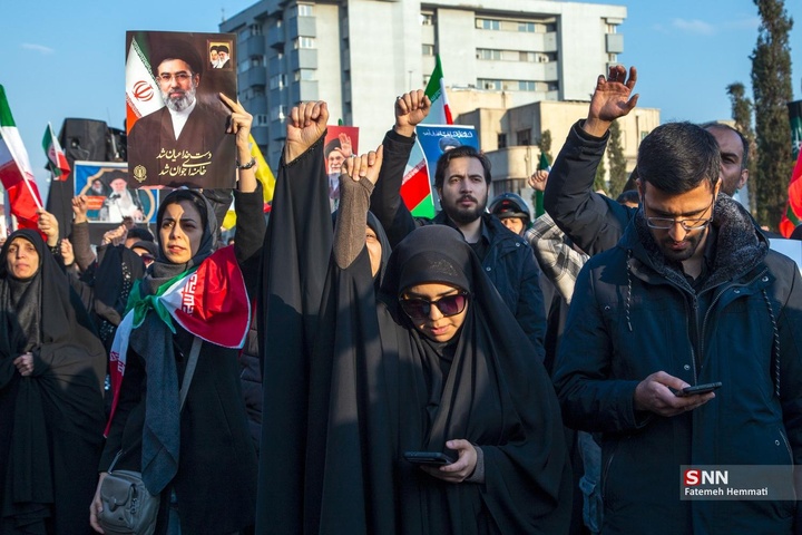 اجتماع مردم تهران برای بیعت با آیت الله سید مجتبی خامنه‌ا