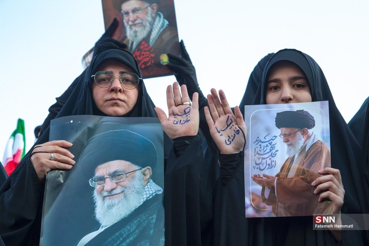 اجتماع مردم تهران برای بیعت با آیت الله سید مجتبی خامنه‌ا