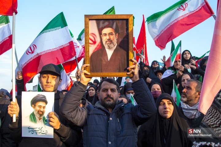 اجتماع مردم تهران برای بیعت با آیت الله سید مجتبی خامنه‌ا