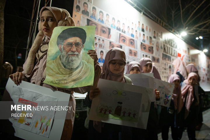 اعتراض دانش‌آموزان مقابل دفتر سازمان ملل در تهران