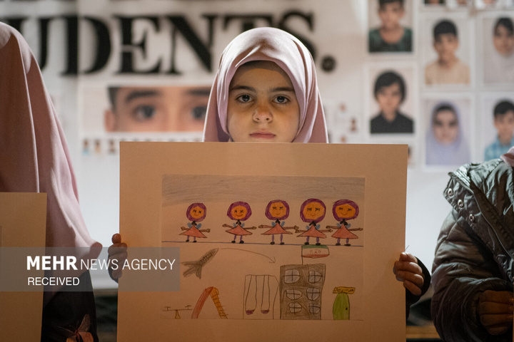 اعتراض دانش‌آموزان مقابل دفتر سازمان ملل در تهران