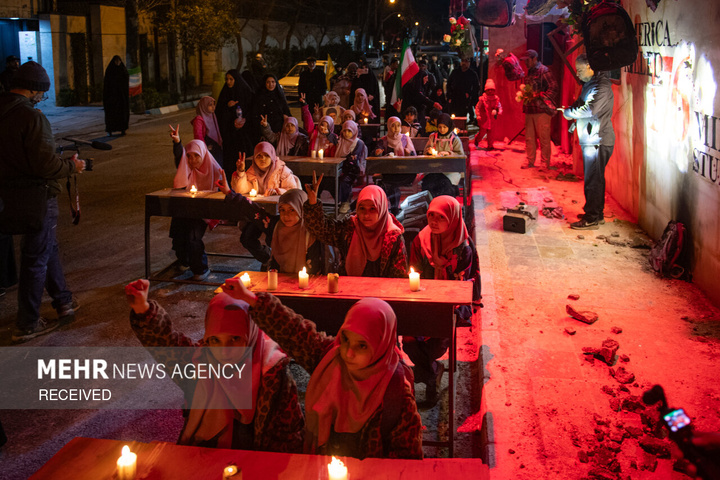 اعتراض دانش‌آموزان مقابل دفتر سازمان ملل در تهران