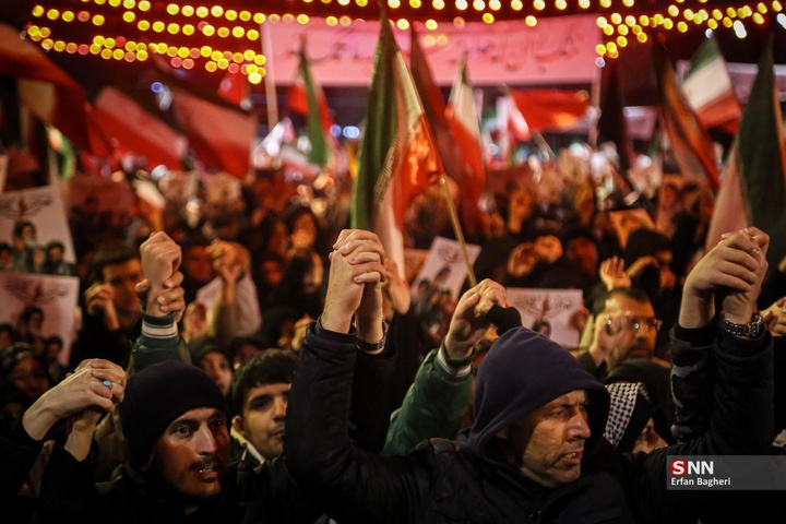 مراسم احیاء شب بیست و سوم ماه رمضان در میدان انقلاب اسلامی تهران