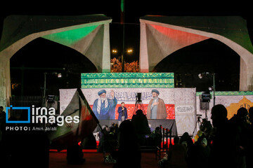 سوگواری برای رهبر شهید و بیعت با رهبر جدید در دانشگاه تهران