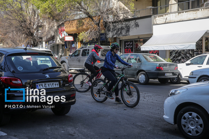 قلب تهران زیر بمباران هم می‌تپد