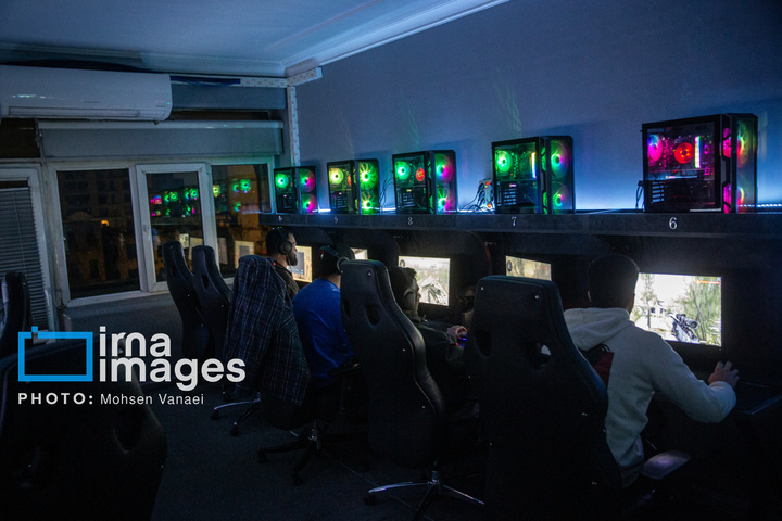 قلب تهران زیر بمباران هم می‌تپد