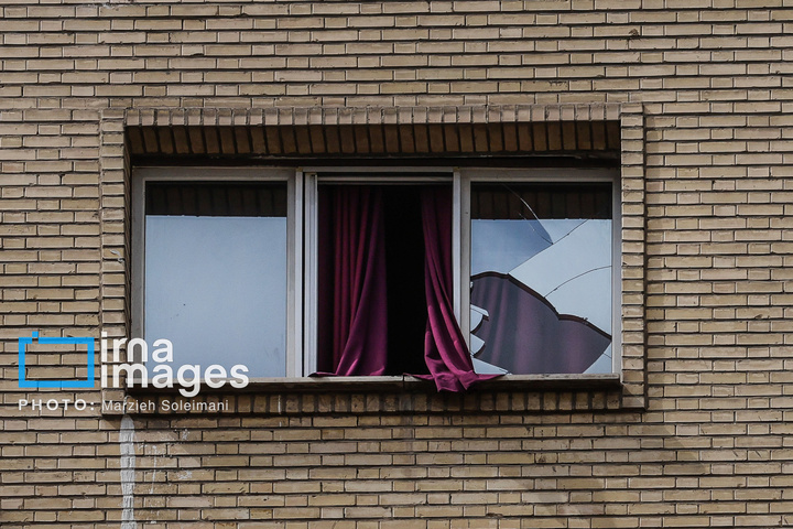 زندگی پشت پنجره‌های شکسته