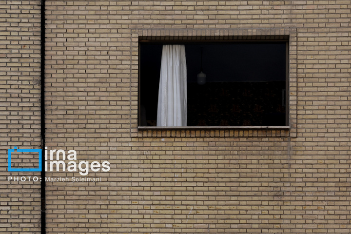 زندگی پشت پنجره‌های شکسته