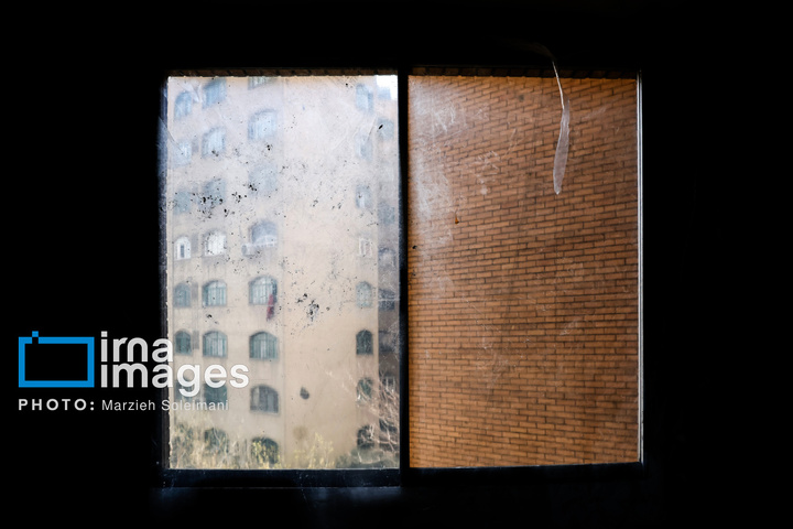 زندگی پشت پنجره‌های شکسته