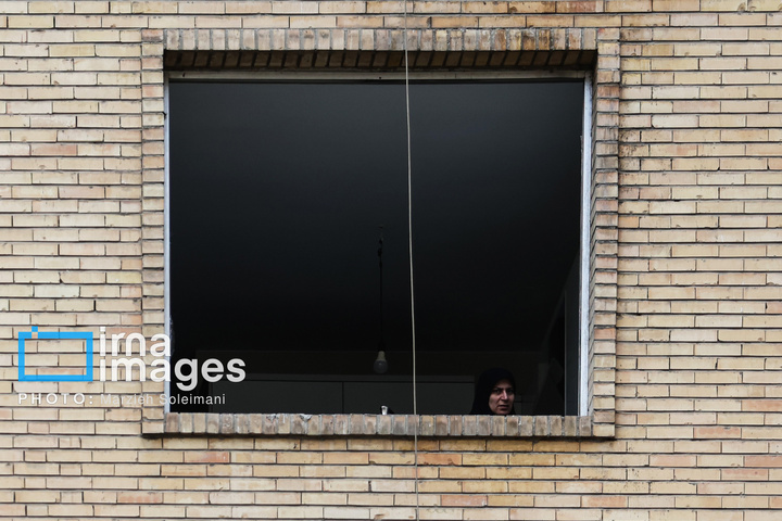 زندگی پشت پنجره‌های شکسته