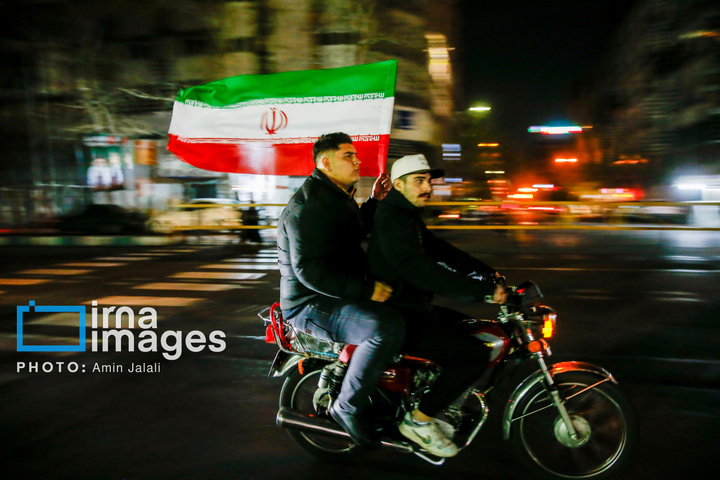 سوگواری برای رهبر شهید و بیعت با رهبر جدید در دانشگاه تهران