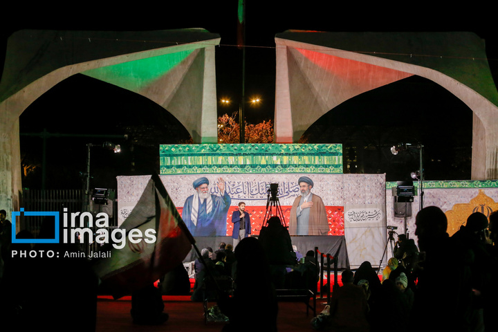 سوگواری برای رهبر شهید و بیعت با رهبر جدید در دانشگاه تهران