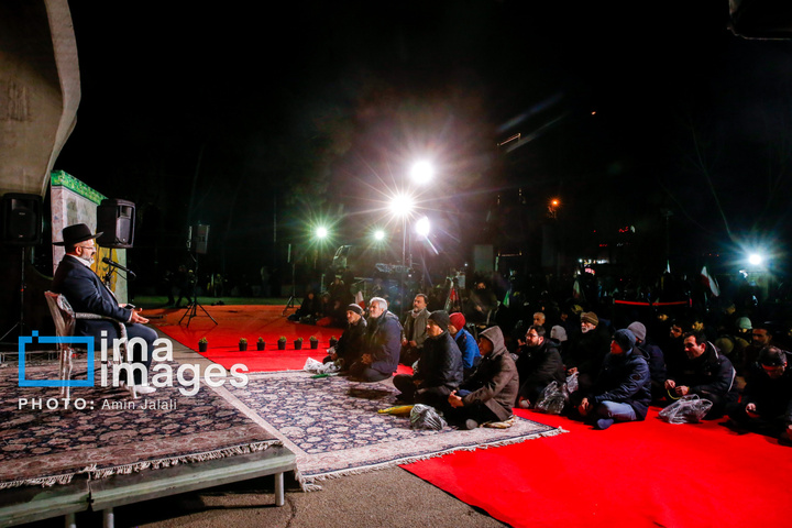 سوگواری برای رهبر شهید و بیعت با رهبر جدید در دانشگاه تهران