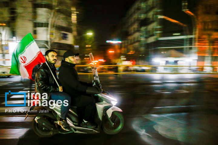 سوگواری برای رهبر شهید و بیعت با رهبر جدید در دانشگاه تهران