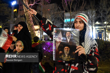 اجتماع شبانه مشهدی‌ها در بیعت با رهبر انقلاب