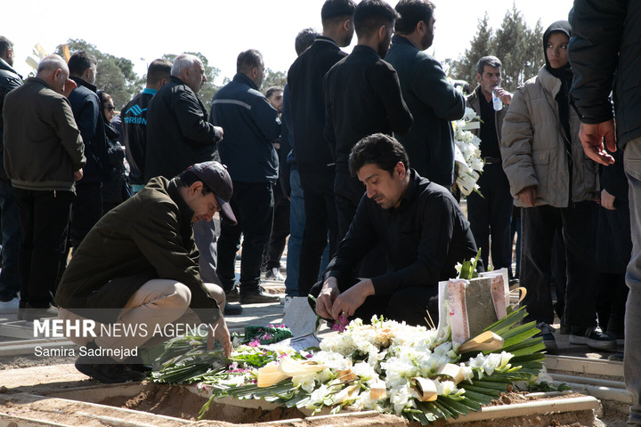 قطعه ۴۲ بهشت زهرا مراسم وداع با پیکر شهدا