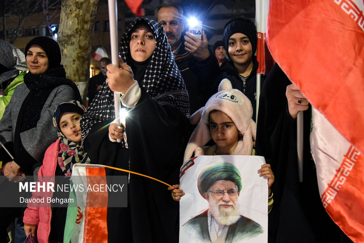 اجتماع شبانه مشهدی‌ها در بیعت با رهبر انقلاب