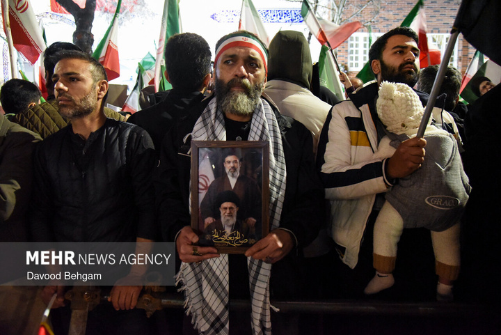 اجتماع شبانه مشهدی‌ها در بیعت با رهبر انقلاب