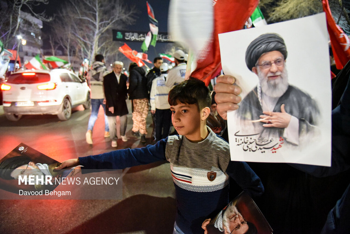 اجتماع شبانه مشهدی‌ها در بیعت با رهبر انقلاب