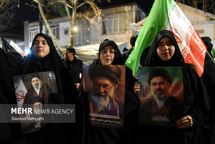 اجتماع شبانه مشهدی‌ها در بیعت با رهبر انقلاب