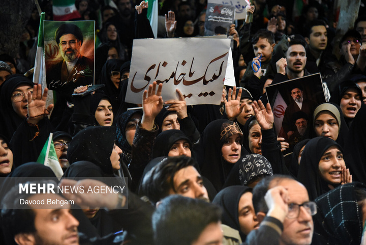 اجتماع شبانه مشهدی‌ها در بیعت با رهبر انقلاب