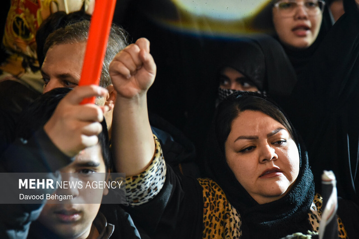 اجتماع شبانه مشهدی‌ها در بیعت با رهبر انقلاب