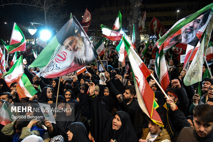 اجتماع شبانه مشهدی‌ها در بیعت با رهبر انقلاب