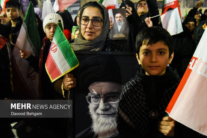 اجتماع شبانه مشهدی‌ها در بیعت با رهبر انقلاب