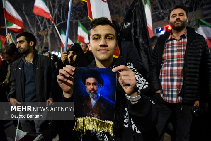 اجتماع شبانه مشهدی‌ها در بیعت با رهبر انقلاب