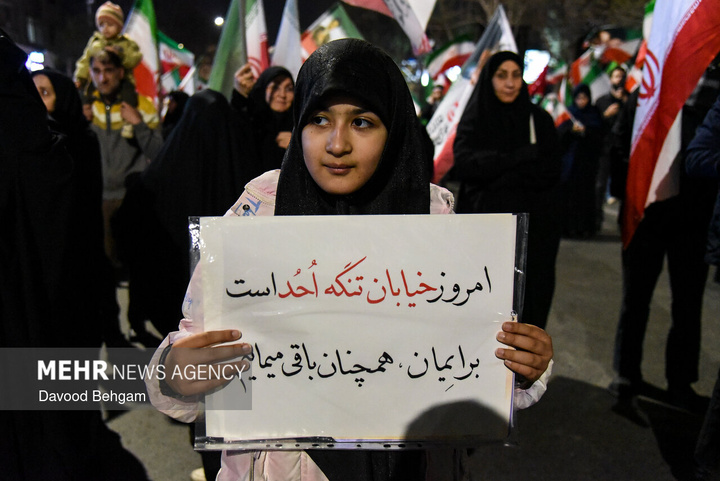 اجتماع شبانه مشهدی‌ها در بیعت با رهبر انقلاب