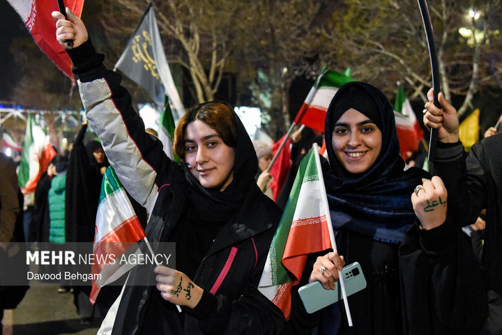 اجتماع شبانه مشهدی‌ها در بیعت با رهبر انقلاب