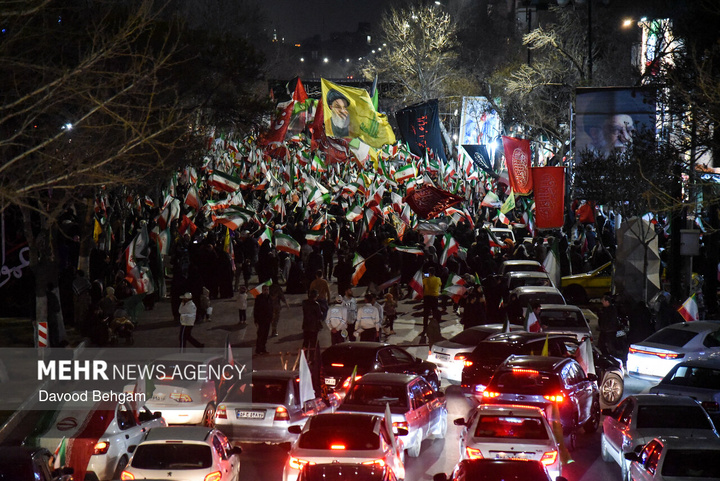 اجتماع شبانه مشهدی‌ها در بیعت با رهبر انقلاب