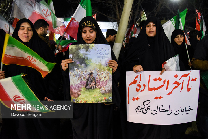 اجتماع شبانه مشهدی‌ها در بیعت با رهبر انقلاب