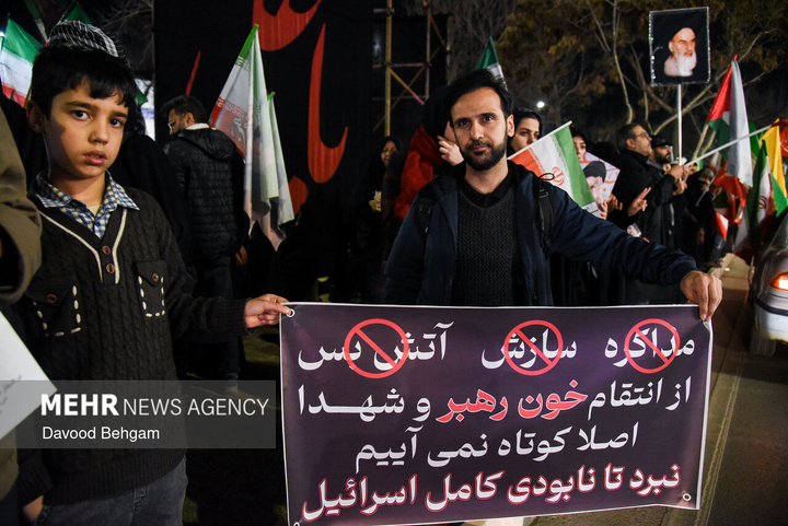 اجتماع شبانه مشهدی‌ها در بیعت با رهبر انقلاب