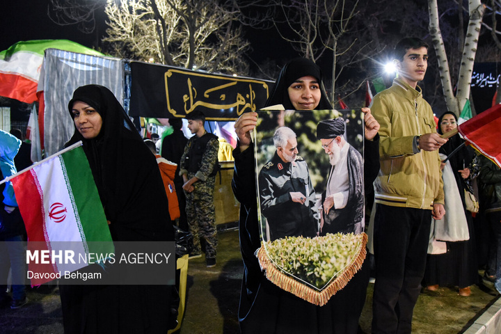 اجتماع شبانه مشهدی‌ها در بیعت با رهبر انقلاب