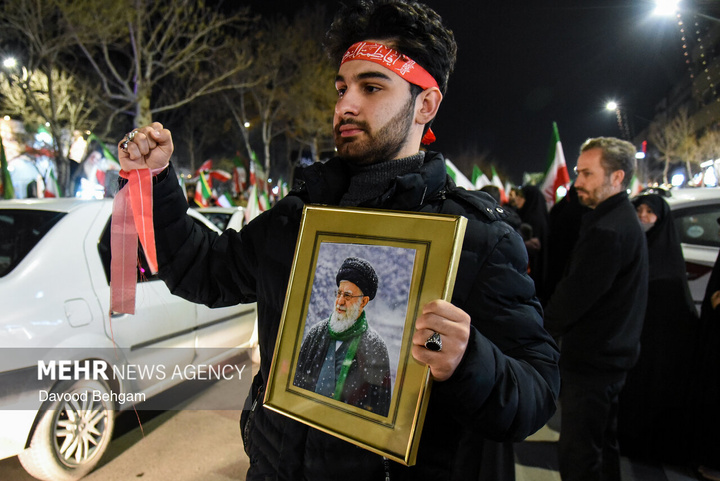 اجتماع شبانه مشهدی‌ها در بیعت با رهبر انقلاب