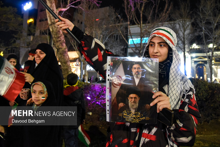 اجتماع شبانه مشهدی‌ها در بیعت با رهبر انقلاب